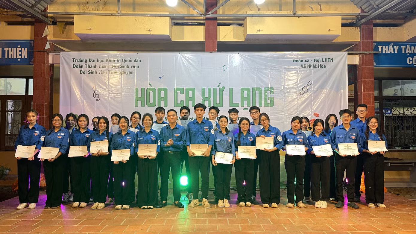 Đội Hình Hè nhận Giấy chứng nhận.