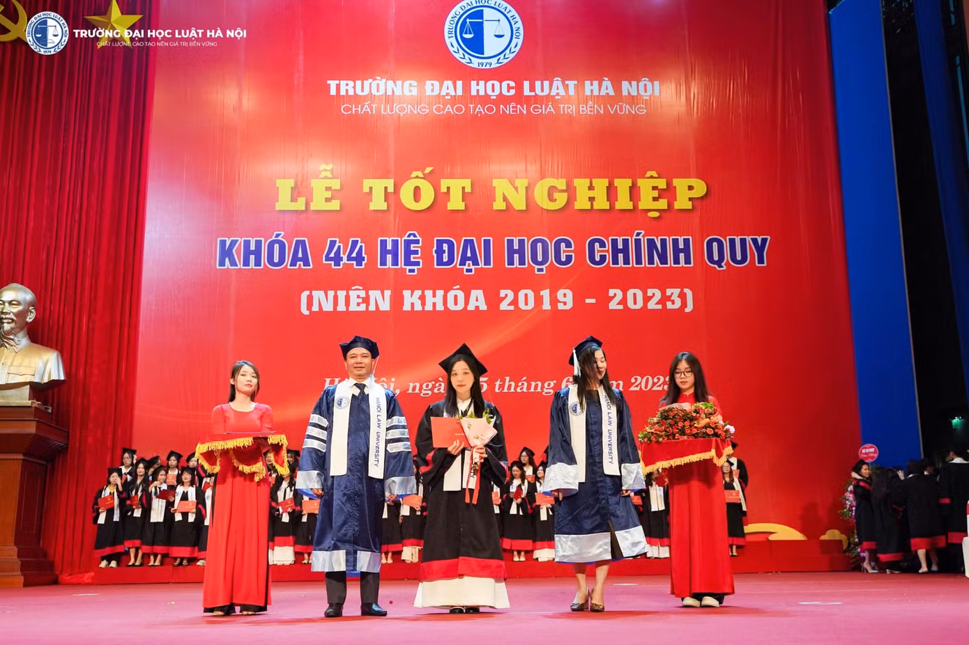 Dung là một trong số các sinh viên có kết quả tốt nghiệp loại Xuất sắc và được trường Đại học Luật Hà Nội khen thưởng.