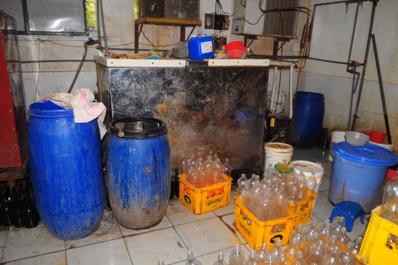 Nơi chế biến rượu giả. Ảnh: Tuấn Nguyễn