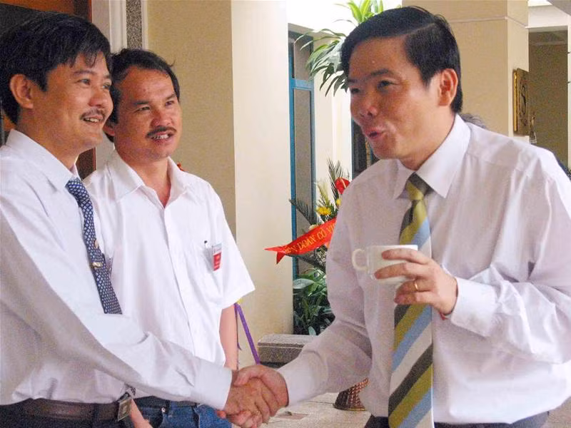 Quang cảnh Đại hội Nhiều vấn đề "nóng" làm đại biểu... khát Tâm sự phút giải lao Phút tâm tư của ông Phạm Ngọc Viễn ĐB Võ Quốc Thắng, Đoàn Nguyên Đức thảo luận các vấn đề ngoài hành lang LS Hải: "Tôi mà được mỗi 1 phiếu là tại anh đấy nhé!" Chủ tịch VFF khóa 4 Mai Liêm Trực trả lời phỏng vấn truyền hình LS Hải và ông Ngô Tử Hà: "Em xin bác chia sẻ tí kinh nghiệm" Cân nhắc kỹ trước khi đặt bút phiếu Được rồi, đã bỏ phiếu xong 116 đại biểu bỏ phiếu chọn BCH mới Hòm phiếu đầy đủ trước khi kiểm phiếu