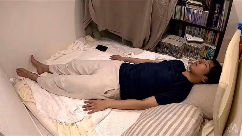 Kazuki Hirata ngủ chéo để có thể duỗi được chân. Ảnh: CNA Kazuki Hirata ngủ chéo để có thể duỗi được chân. Ảnh: CNA