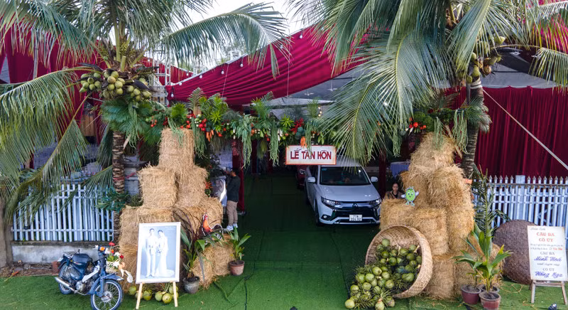 Cổng cưới ấn tượng của cặp đôi.