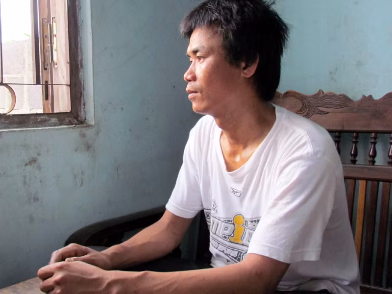 Anh Lê Đình Anh, một trong 4 thuyền viên tàu cá Hsieh Ta đã về đến nhà. Ảnh: Nguyễn Đình Quân