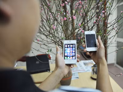 Nhiều bạn trẻ sẵn sàng bỏ ra khoản tiền không nhỏ thuê ôtô (ảnh trên) và smartphone chơi Tết. Ảnh: Công Khanh Nhiều bạn trẻ sẵn sàng bỏ ra khoản tiền không nhỏ thuê ôtô (ảnh trên) và smartphone chơi Tết