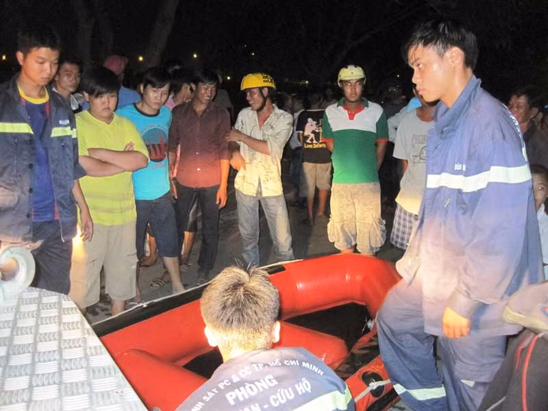 Lực lượng cứu hộ đang chuẩn bị thuyền hơi để bơi ra sông mò xác nạn nhân