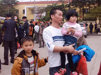 Được đoàn tụ với vợ con, người đàn ông này mừng rỡ rồi nhanh chóng ra về.