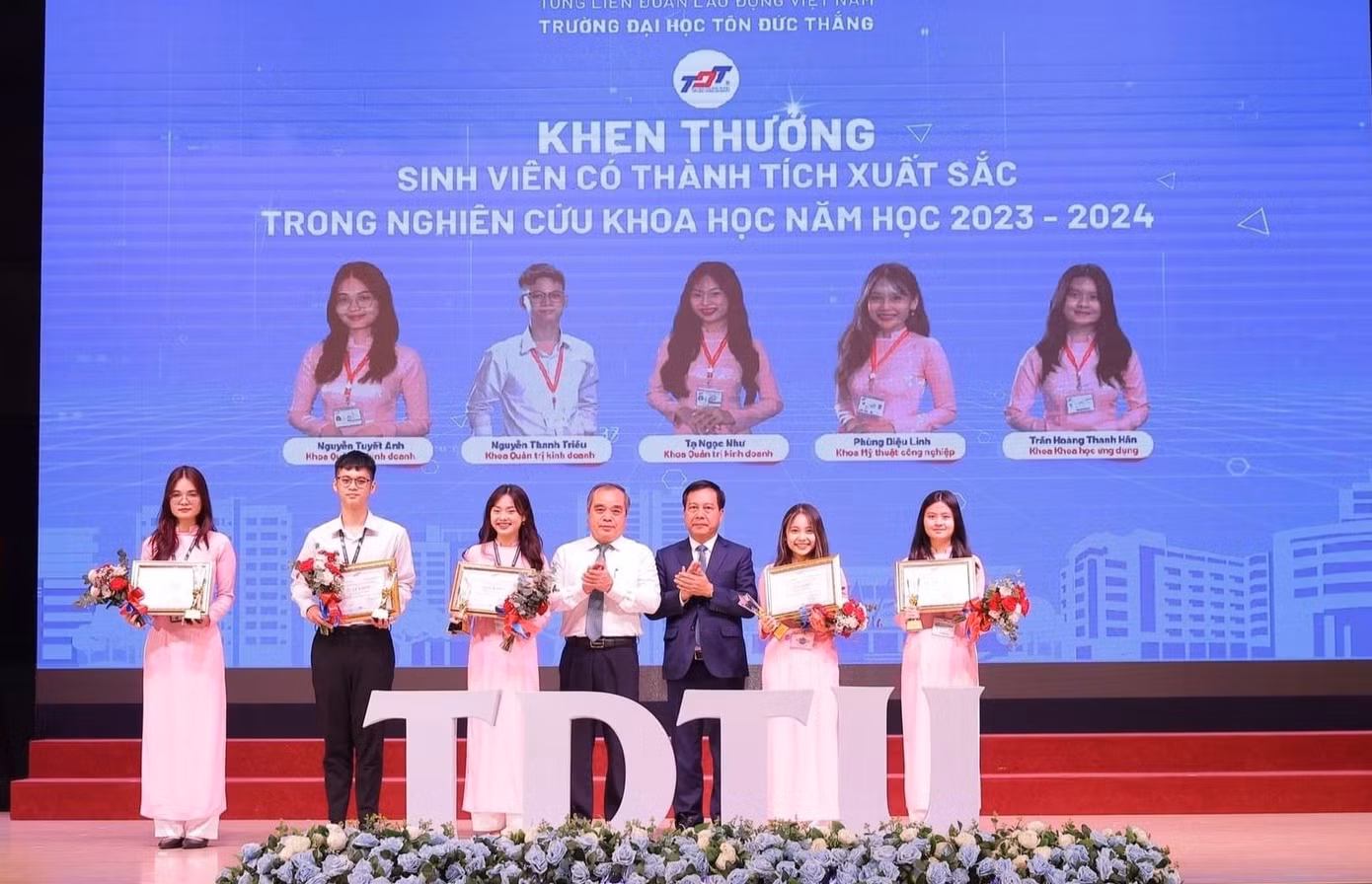 Thanh Hân (ngoài cùng bên phải) đạt nhiều giải thưởng trong các cuộc thi Nghiên cứu Khoa học.