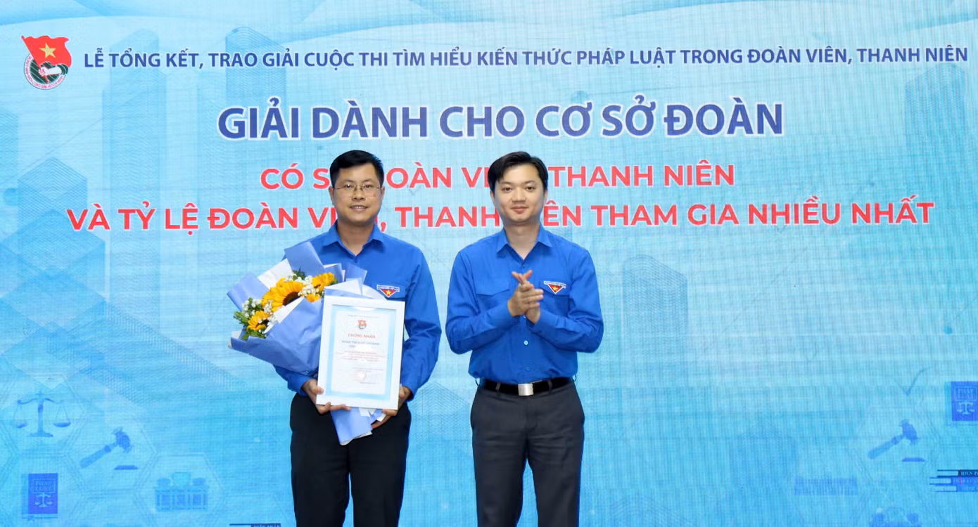 Anh Nguyễn Minh Triết - Bí thư T.Ư Đoàn, Chủ tịch T.Ư Hội SVVN trao giải dành cho Tỉnh Đoàn Bắc Giang vì đã duy trì số lượng và tỉ lệ đoàn viên, thanh niên tham gia nhiều nhất. Anh Nguyễn Minh Triết - Bí thư T.Ư Đoàn, Chủ tịch T.Ư Hội SVVN trao giải dành cho Tỉnh Đoàn Bắc Giang vì đã duy trì số lượng và tỉ lệ đoàn viên, thanh niên tham gia nhiều nhất.