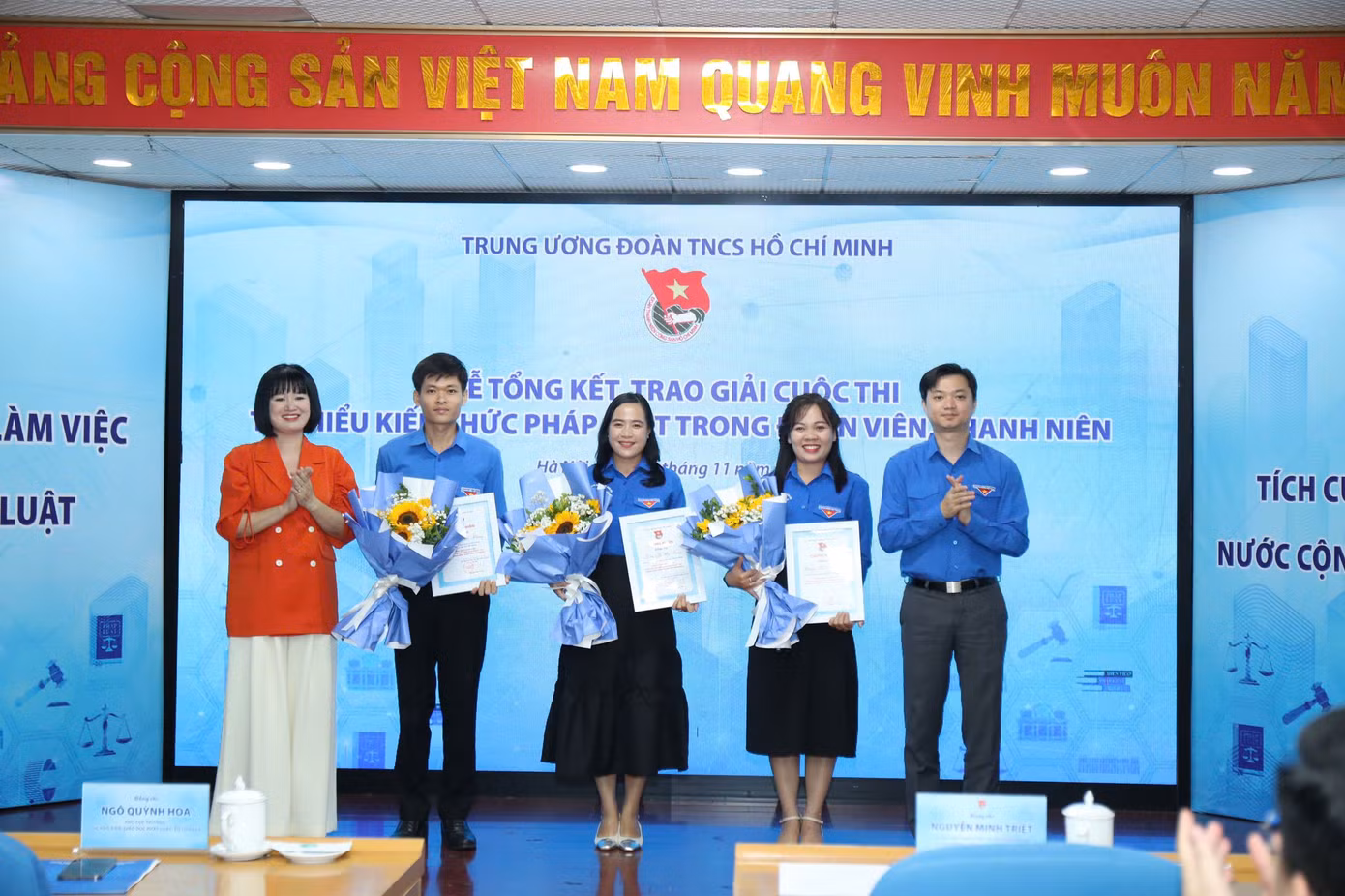 Anh Nguyễn Minh Triết - Bí thư T.Ư Đoàn, Chủ tịch T.Ư Hội SVVN và TS. Ngô Quỳnh Hoa - Phó Cục trưởng Cục Phổ biến, giáo dục pháp luật, Bộ Tư pháp trao giải cho các thí sinh giành giải chung cuộc. Anh Nguyễn Minh Triết - Bí thư T.Ư Đoàn, Chủ tịch T.Ư Hội SVVN và TS. Ngô Quỳnh Hoa - Phó Cục trưởng Cục Phổ biến, giáo dục pháp luật, Bộ Tư pháp trao giải cho các thí sinh giành giải chung cuộc.