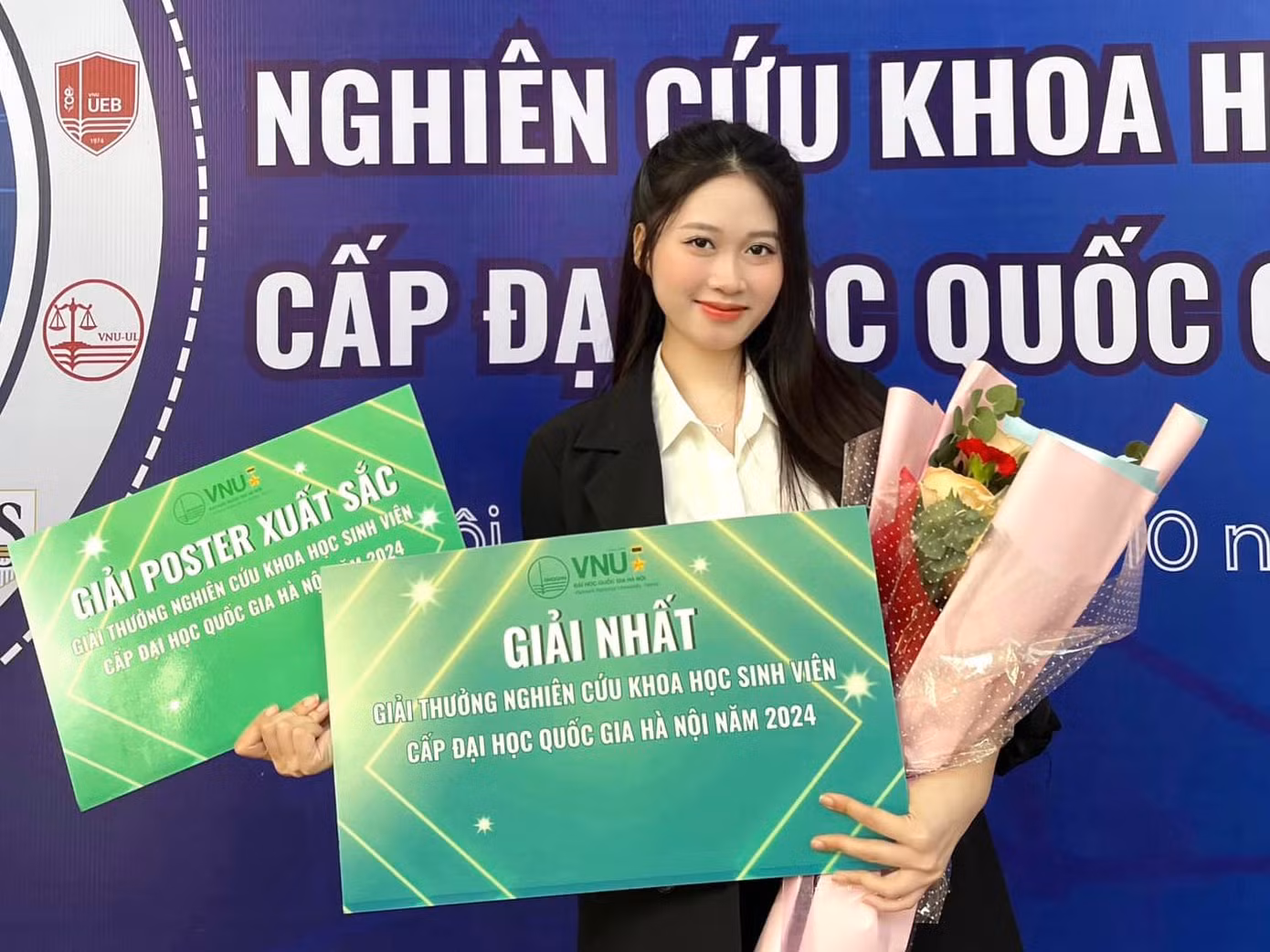 Mới đây, Huyền Trang cùng nhóm cộng sự đoạt giải Nhất cuộc thi nghiên cứu khoa học sinh viên cấp VNU năm 2024. Mới đây, Huyền Trang cùng nhóm cộng sự đoạt giải Nhất cuộc thi nghiên cứu khoa học sinh viên cấp VNU năm 2024.