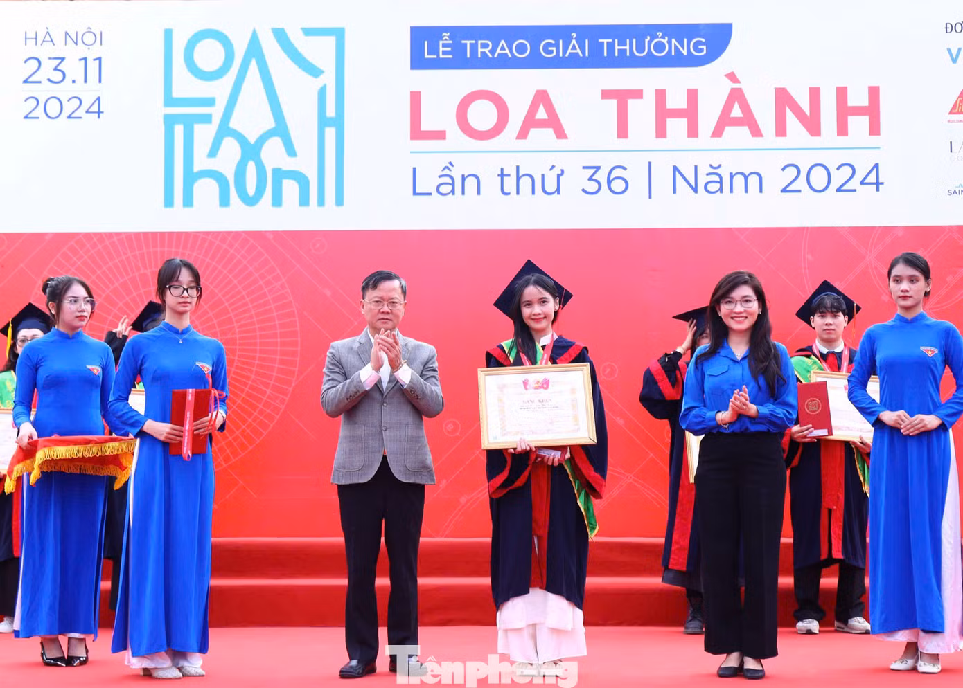 Ông Vũ Huy Văn - Phó Vụ trưởng Vụ Tổng hợp, Văn phòng T.Ư Đảng và chị Hồ Hồng Nguyên - Trưởng Ban Thanh niên Trường học T.Ư Đoàn, Phó Chủ tịch thường trực T.Ư Hội SVVN trao Bằng khen cho tác giả đoạt giải Nhì. Ông Vũ Huy Văn - Phó Vụ trưởng Vụ Tổng hợp, Văn phòng T.Ư Đảng và chị Hồ Hồng Nguyên - Trưởng Ban Thanh niên Trường học T.Ư Đoàn, Phó Chủ tịch thường trực T.Ư Hội SVVN trao Bằng khen cho tác giả đoạt giải Nhì.