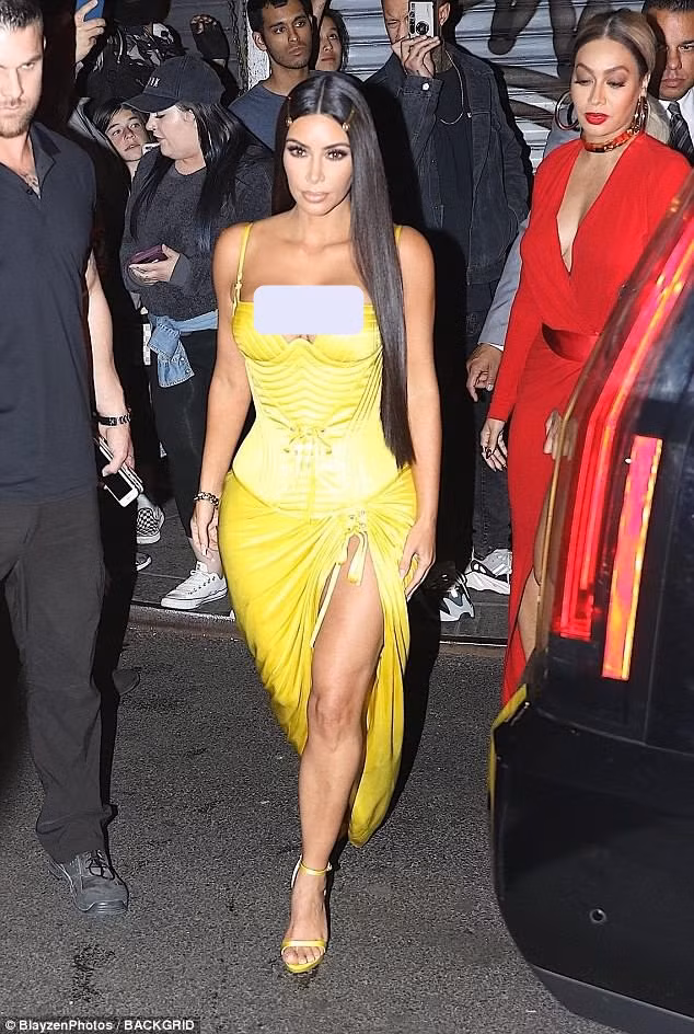 Kim ‘siêu vòng ba’ quyến rũ hút hồn với đầm vàng xẻ cao ảnh 9
