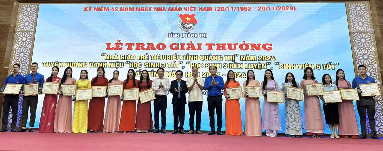Lễ trao tặng giải thưởng "Nhà giáo trẻ tiêu biểu tỉnh Quảng Trị" năm 2024.