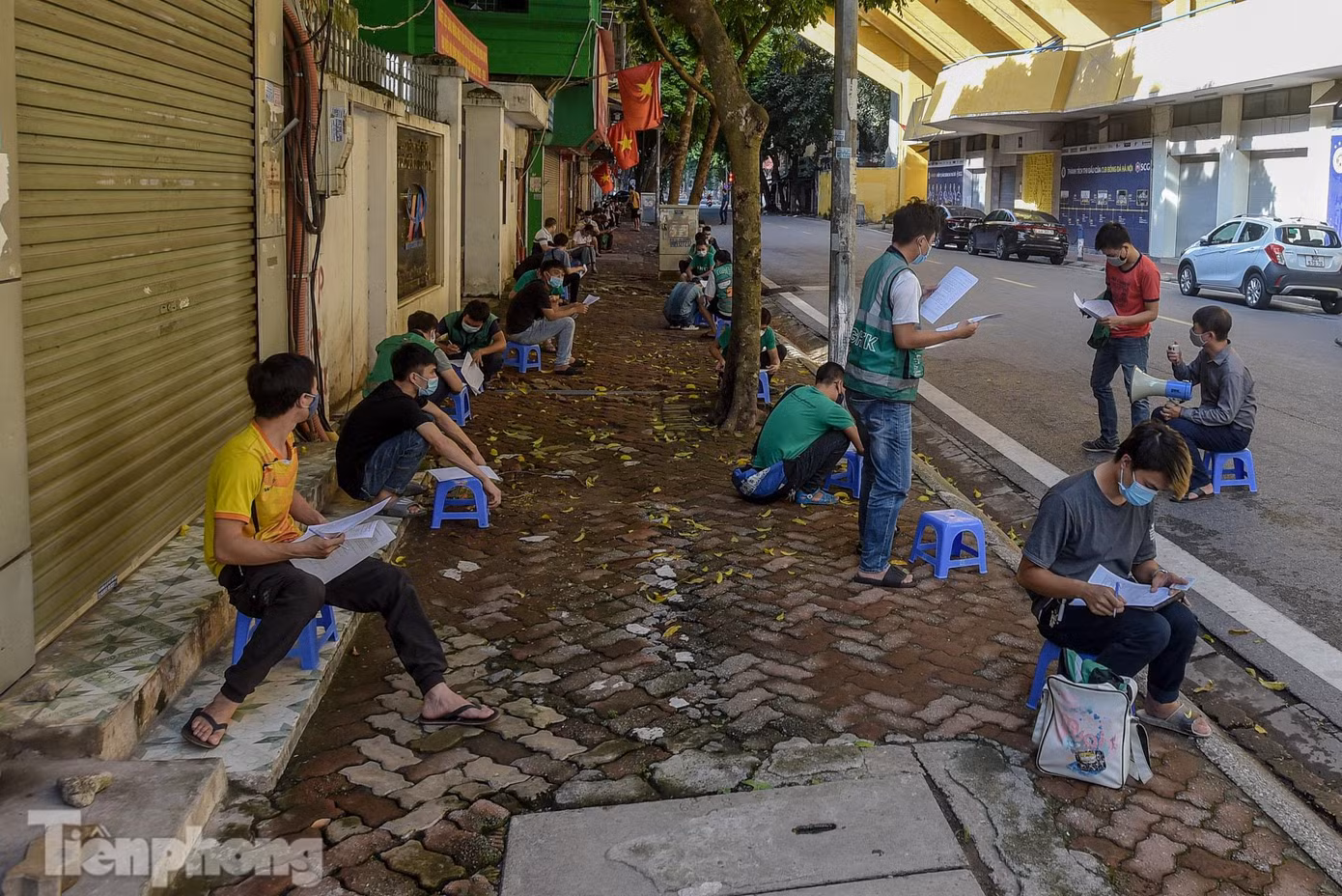 Ghi nhận trong những ngày gần đây, quận Đống Đa triển khai tiêm vắc xin diện rộng cho người dân, trong đó, đối tượng là shipper giao hàng được ưu tiên tham gia tiêm.