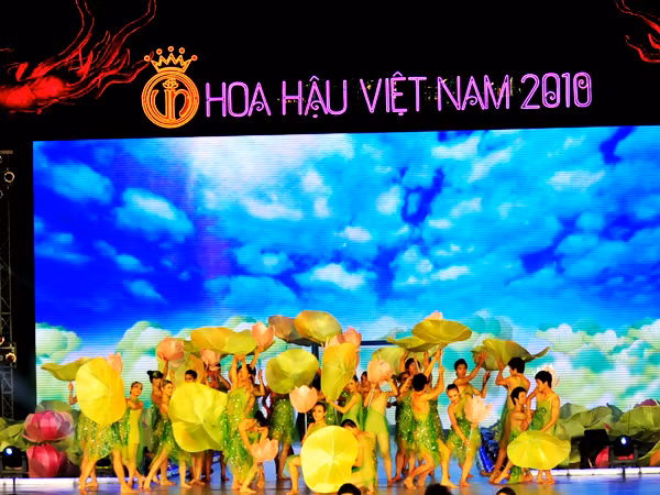 Tiết mục mở màn đêm chung kết cuộc thi Hoa hậu Việt Nam 2010. Ảnh: Thuận Phong