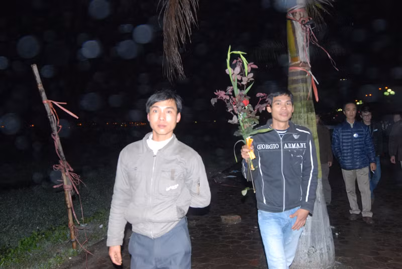 Trong khi đó, nhiều người hoan hỉ ra về vì 