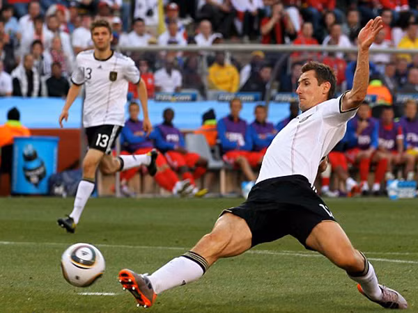 Miroslav Klose ghi bàn giúp Đức vươn lên dẫn trước Tam Sư. Ảnh: Getty Images