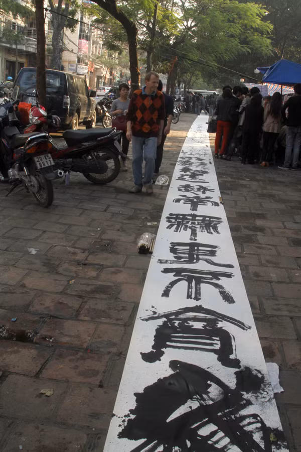 Chiều dài vào cỡ gần trăm mét