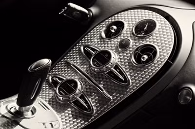 Bên trong chiếc Bugatti Veyron. Ảnh: Nhiếp ảnh gia Ronnie Renaldi Bên trong chiếc Bugatti Veyron