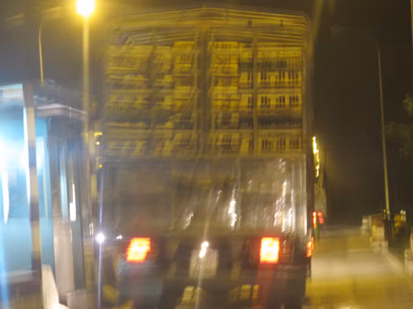 Xe gà lậu dừng để mua vé qua cầu Ba Chẽ trong đêm
