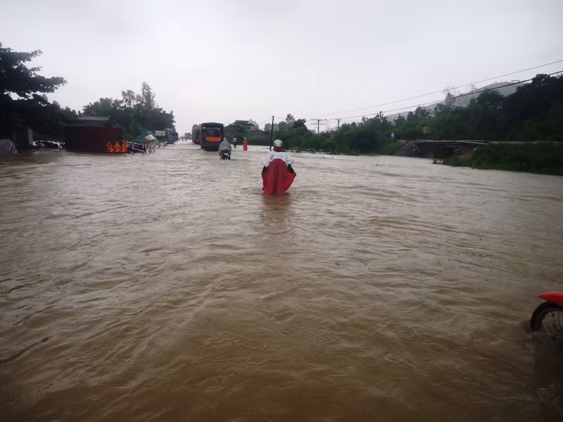Nhiều đoạn trên tuyến Quốc lộ 1A ngập lụt. Ảnh: Hoàng Lam