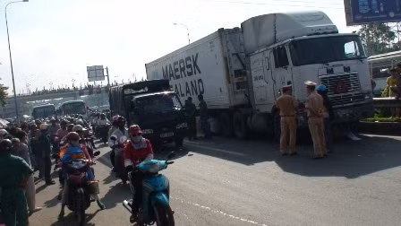 Vụ tai nạn vào giờ cao điểm, ngay trước khu du lịch nên gây kẹt xe nghiêm trọng