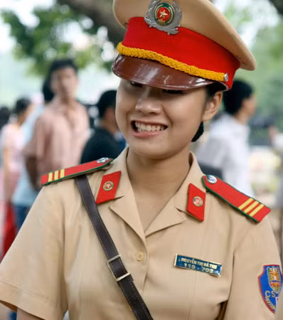 Nữ CSGT tham gia điều khiển giao thông năm 2010. Ảnh: Đ.H
