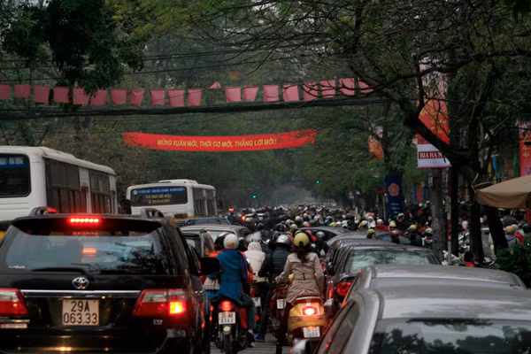 Ách tắc tại phố Quang Trung. Ảnh chụp lúc 18h ngày 1-2