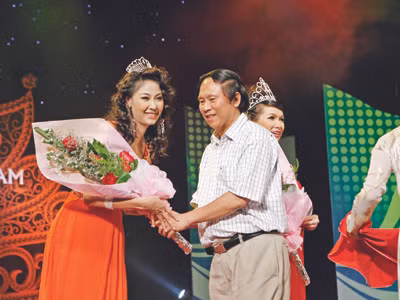 Nhà thơ Dương Kỳ Anh và Hoa hậu Hà Kiều Anh
