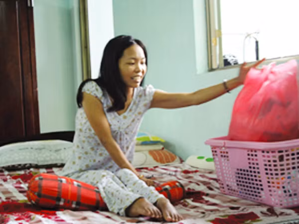 33 tuổi - cuộc sống gắn liền với chiếc xe lăn và giường bệnh