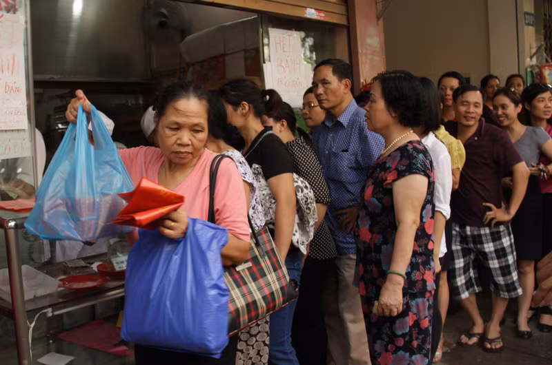 Mua được hộp bánh trung thu, phụ nữ này lộ rõ vẻ mệt mỏi vì chờ đợi và chen lấn. Ảnh: Trường Phong. Mua được hộp bánh trung thu, người phụ nữ này lộ rõ vẻ mệt mỏi vì chờ đợi và chen lấn. Ảnh: Trường Phong