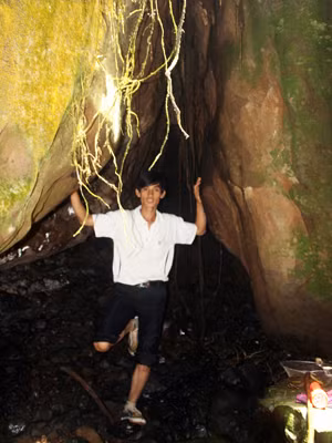 Trước cửa hang