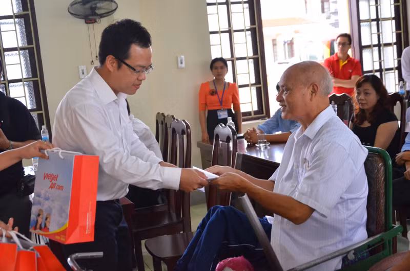 Ông Lê Xuân Vũ, Phó Tổng Giám đốc HDBank thăm hỏi và tặng quà những thương bệnh binh của Trung tâm.