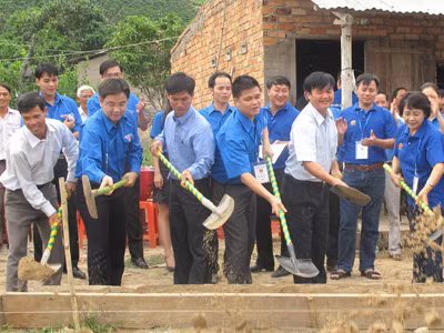 Cán bộ Đoàn trẻ luôn đi đầu trong mọi hoạt động. Ảnh: Nguyễn Hà
