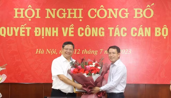Phó Chủ tịch UBND thành phố Hà Nội Nguyễn Trọng Đông trao quyết định, tặng hoa chúc mừng ông Nguyễn Anh Quân (trái). Ảnh: Hoàng Sơn Phó Chủ tịch UBND thành phố Hà Nội Nguyễn Trọng Đông trao quyết định, tặng hoa chúc mừng ông Nguyễn Anh Quân (trái). Ảnh: Hoàng Sơn