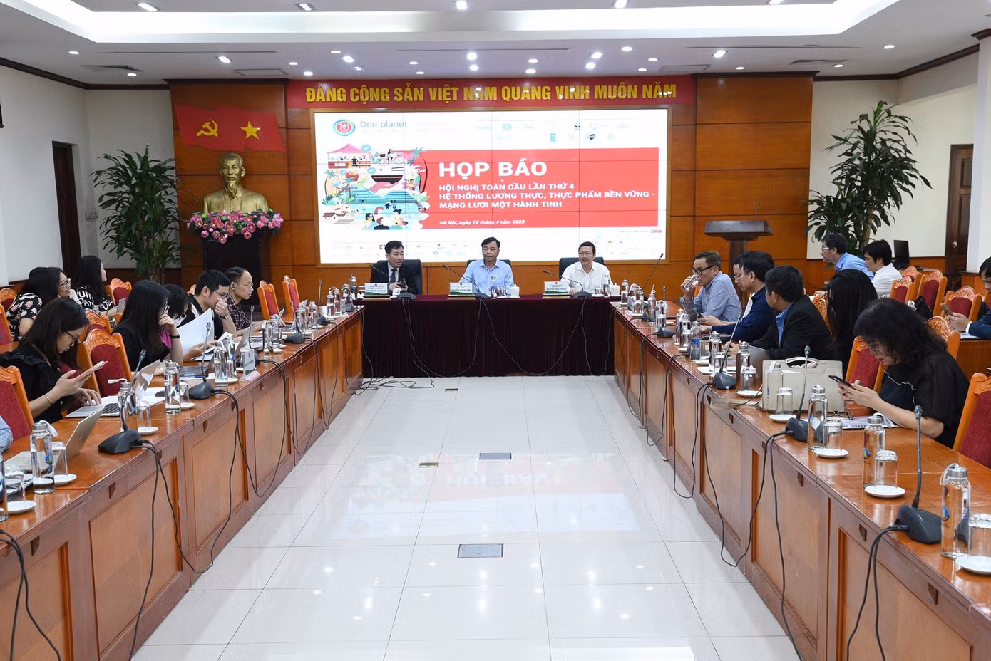 Quang cảnh buổi họp báo Quang cảnh buổi họp báo