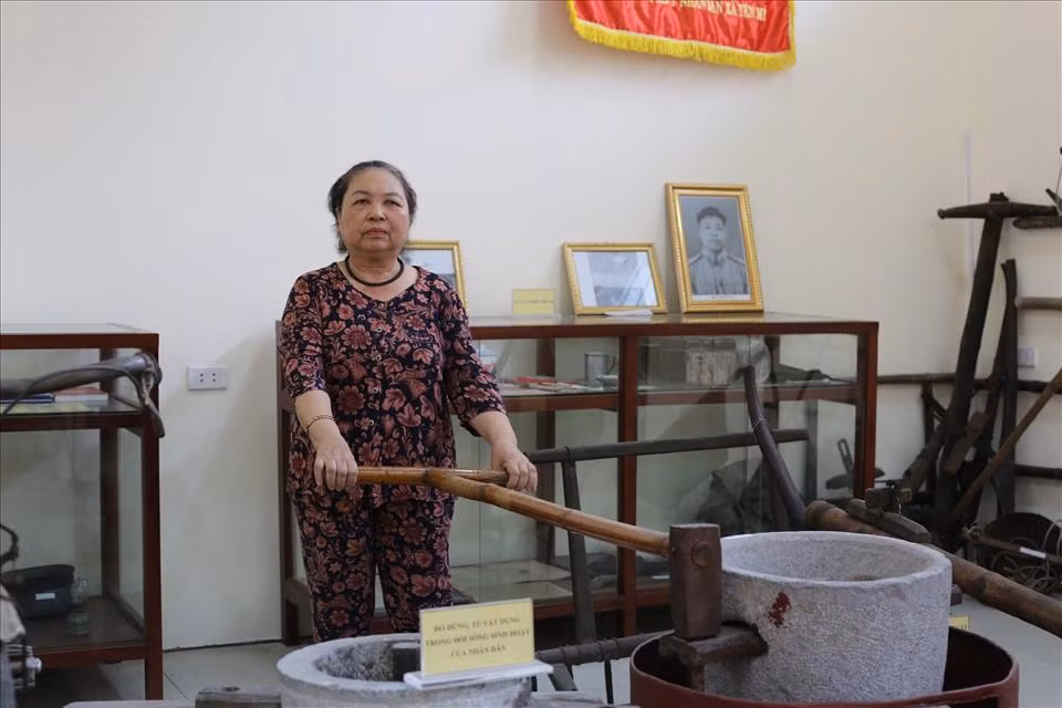 Bà Huệ giới thiệu chiếc cối xay thóc bằng đá nay đã hoàn toàn biến mất trong đời sống của nông dân Bà Huệ giới thiệu chiếc cối xay thóc bằng đá nay đã hoàn toàn biến mất trong đời sống của nông dân