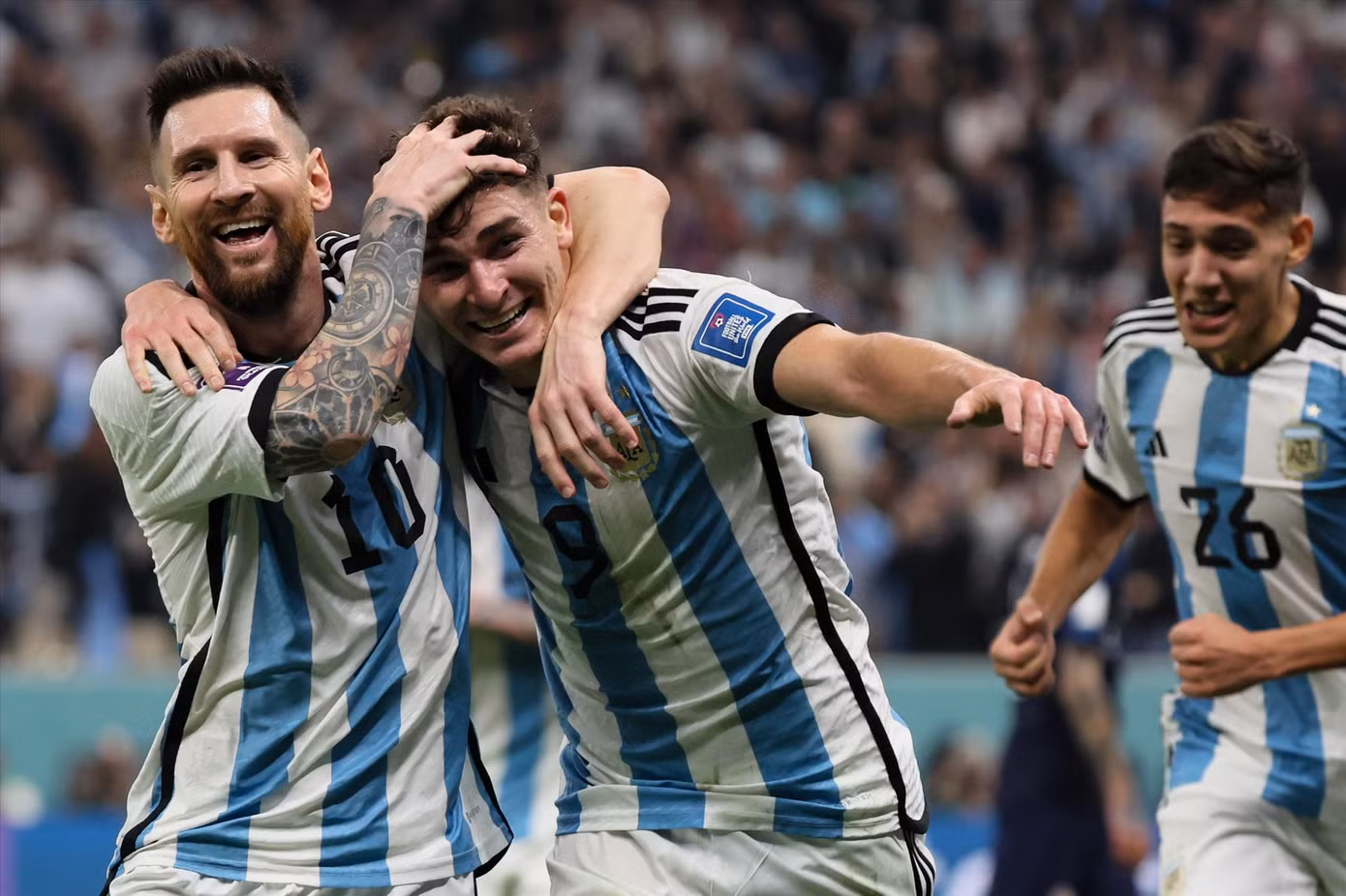 Vòng 1-2 Croatia-Argentina-Messi-Alvarez ăn mừng.jpg