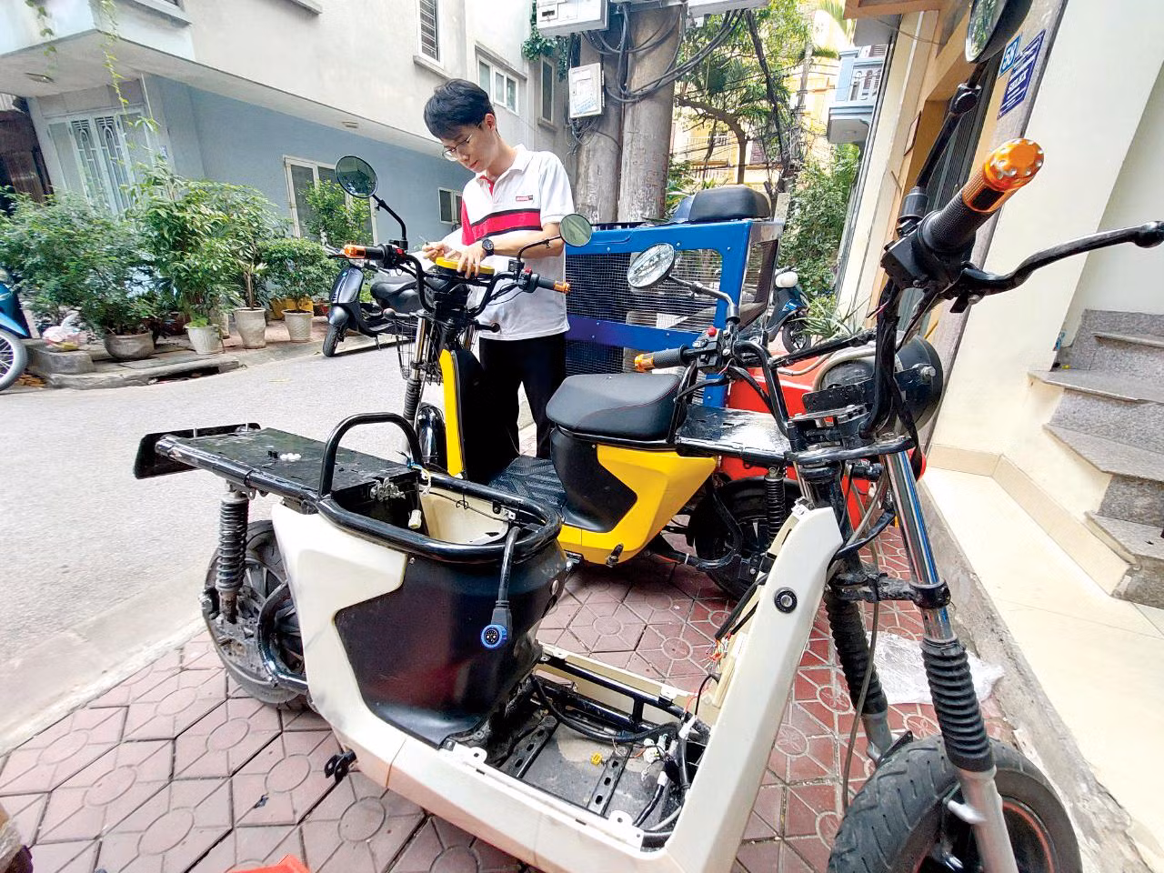 Kỹ sư thay pin cho xe điện Ảnh: Quỳnh Nga