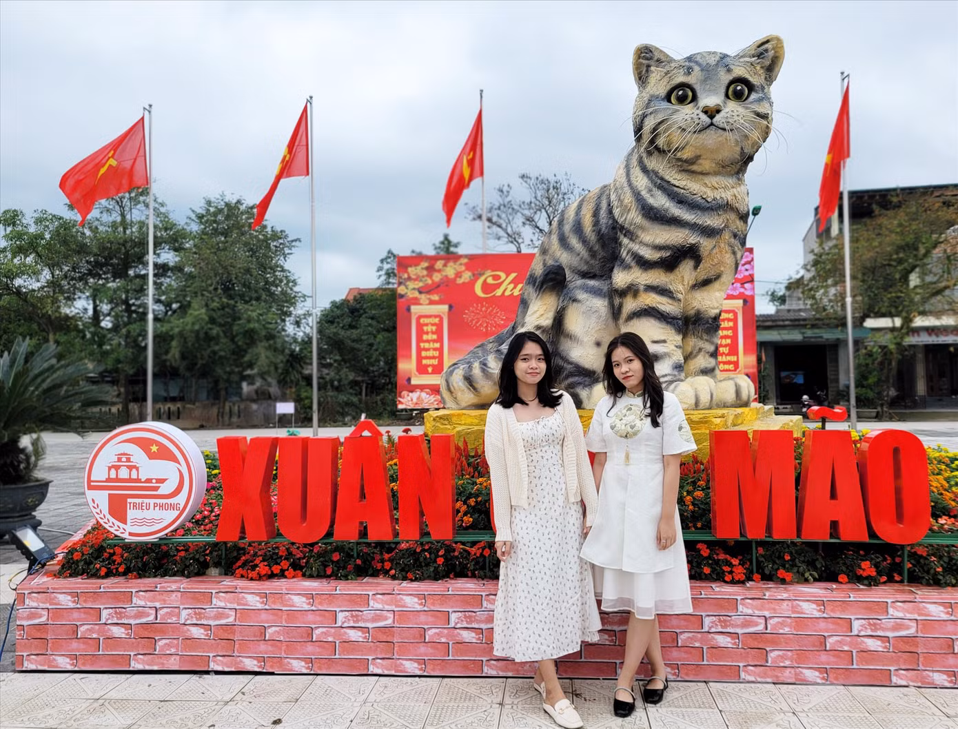 Nhóm bạn của Lê Thị Kim Ngân (19 tuổi, bìa trái, từ Đông Hà vượt 10km đến chụp ảnh cùng “Hoa hậu” mèo. Ảnh: Giang Thanh Nhóm bạn của Lê Thị Kim Ngân (19 tuổi, bìa trái, từ Đông Hà vượt 10km đến chụp ảnh cùng “Hoa hậu” mèo. Ảnh: Giang Thanh