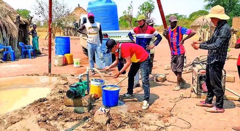 Quang Linh khoan giếng tặng người dân Bailundo