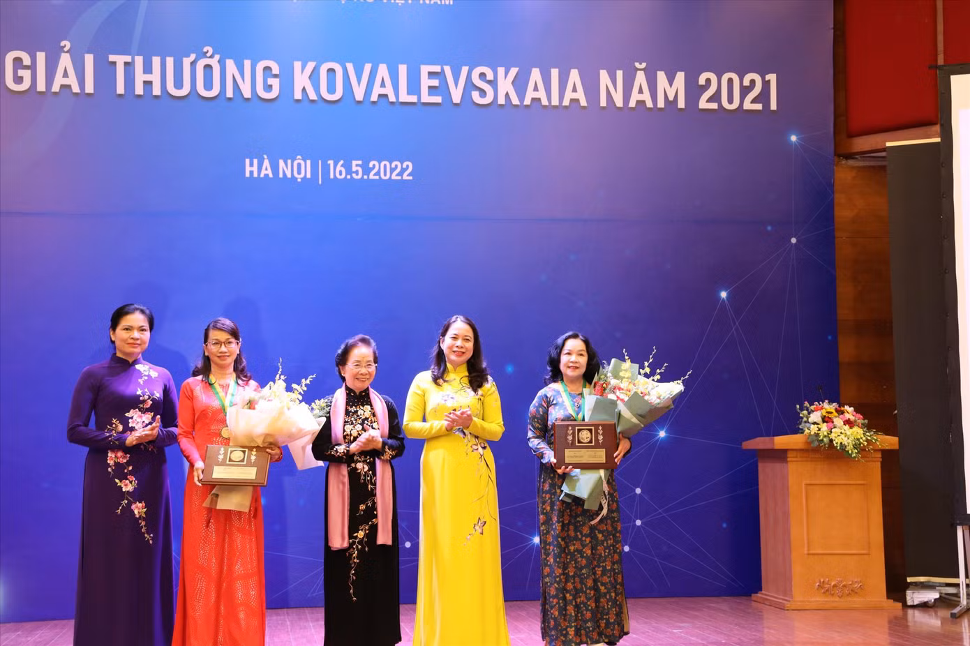 GS.TS. Nguyễn Thị Thanh Mai (thứ hai từ trái sang) và GS.TS NGƯT Nguyễn Minh Thủy (ngoài cùng bên phải) nhận giải thưởng Kovalevskaia sáng 16/5 GS.TS. Nguyễn Thị Thanh Mai (thứ hai từ trái sang) và GS.TS NGƯT Nguyễn Minh Thủy (ngoài cùng bên phải) nhận giải thưởng Kovalevskaia sáng 16/5