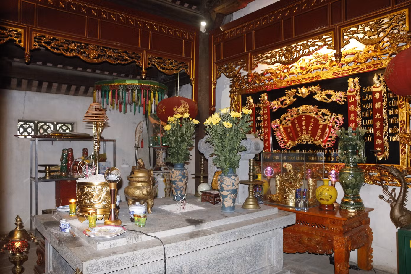 Mộ phần của võ tướng Hà Khắc Chương được đặt trong đền.