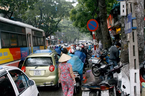 Cả tuyến phố Trần Nhân Tông bị ách tắc