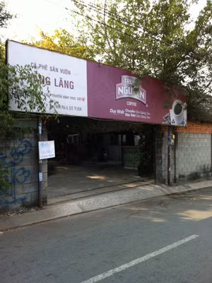 Cà phê Bằng Lăng với vẻ ngoài bình lặng. Ảnh: L.N