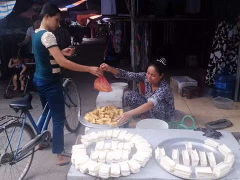 Mặt hàng đậu phụ bán rất chạy trong mấy ngày gần đây, giá cũng tăng nhẹ. Ảnh: Anh Quân