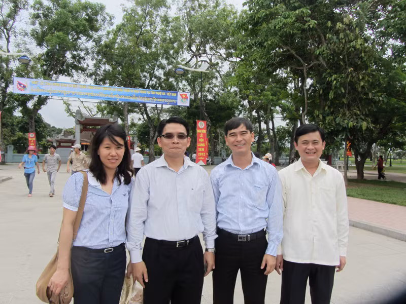 Bí thư TW Đoàn TNNDCM Lào Vilayvong Buddakham (thứ 2 từ trái sang) và Bí thư TW Đoàn Dương Văn An (thứ 3 từ trái sang) cùng các đại biểu chụp ảnh lưu niệm tại Khu di tích Kim Liên