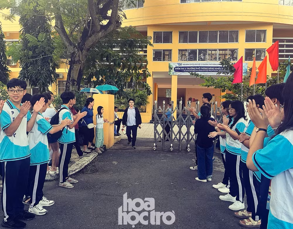 Thí sinh lớp 10 vừa hoàn thành kỳ thi chuyên ở Phổ thông Năng khiếu vào ngày 25/5 vừa qua. Thí sinh lớp 10 vừa hoàn thành kỳ thi chuyên ở Phổ thông Năng khiếu vào ngày 25/5 vừa qua.