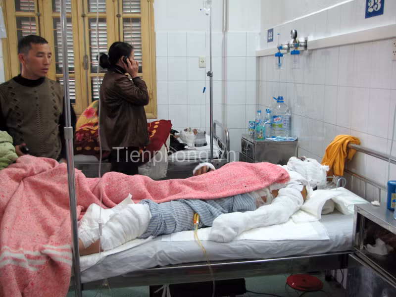 Anh Việt (ngoài cùng) và anh Hoàn đang được điều trị tại Bệnh viện Xanh - pôn. Ảnh: Tuấn Nguyễn