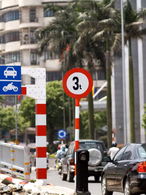 Hệ thống cột biển báo, đèn tín hiệu phân luồng đường lên cầu và chân cầu cũng đã sẵn sàng hoạt động